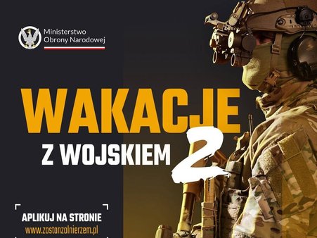 Fragment plakatu promocyjnego akcji Wakacje z wojskiem, który zawiera wizerunek uzbrojonego żołnierza oraz nazwę akcji