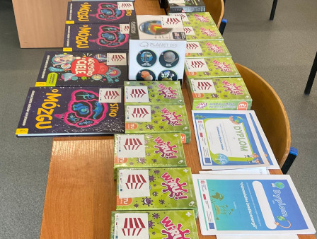 gry i książki jako nagrody dla szkół uczestniczących w konkursie.