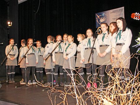 Drużyna harcerek występująca na scenie.