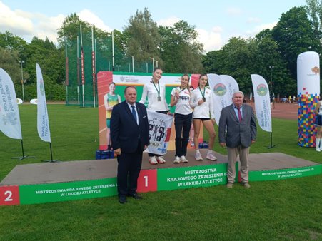 Zawodniczki stoją na podium podczas dekoracji na Mistrzostwach Polski LZS.