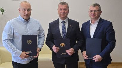 Od lewej: Krzysztof Strzelczyk, firma STRZELBUD, Tomasz Frejnagiel, starosta kwidzyński oraz Tomasz Pisarek, członek zarządu, pozują do zdjęcia pamiątkowego z podpisania umowy.