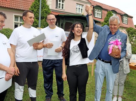 Kazimierz Gorlewicz, prezes Fundacji „Misericordia”, wręcza nagrody uczestnikom spartakiady.