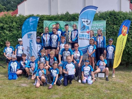 Drużyna UMKS pozująca do zdjęcia pamiątkowego po odniesionych sukcesach w zawodach.