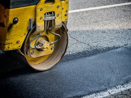 Materiał ilustracyjny: maszyna drogowa - walec w trakcie prac na drodze