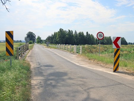 Materiał ilustracyjny: most na drodze Grabówko - Białki przez który poprowadzono ruch pojazdów