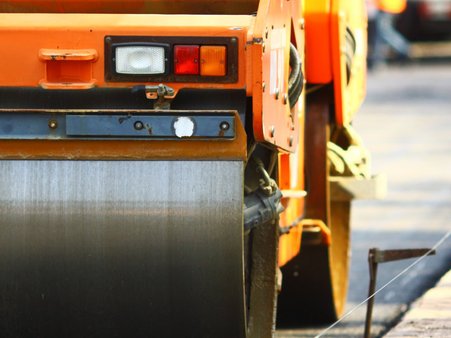 Materiał ilustracyjny: walec drogowy podczas remontu drogi