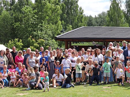 Zdjęcie pamiątkowe uczestników festynu z okazji Dnia Rodzicielstwa Zastępczego