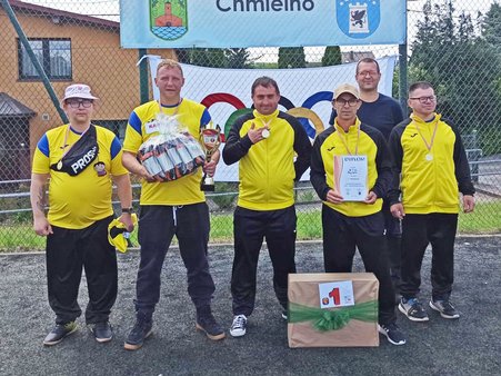 Pamiątkowe zdjęcie zwycięskich zawodników WTZ w Ryjewie