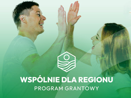 Baner reklamowy przedstawiający kobietę i mężczyznę, którzy przebijają  sobie piątkę