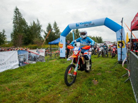 Na zdjęciu widać osobę na motorze znajdującą się za linią startu.