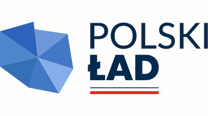 Logo programu Polski Ład: geometryczny kontur granic Polski podzielony na segmenty z niebieskich lini po lewej stronie oraz napis "POLSKI ŁAD" z pogrubionym słowem "ŁAD". Pod napisem znajduje się pozioma linia w barwach biało-czerwonych, nawiązująca do flagi Polski 