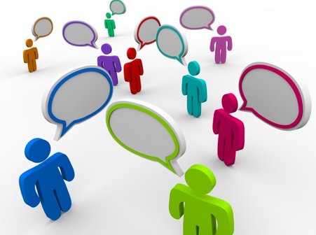 Na zdjęciu widnieją zarysy człowieka wygenerowane komputerowo. Każda z postaci jest w innym  kolorze. Na wysokości głowy jest namalowana chmurka z pustym miejscem na wypowiedź tej osoby. Symbolizuje ona otwartość na wysłuchanie każdej z osób