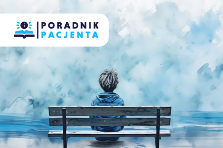 Zapowiedź stanowi zdjęcie. W centrum zdjęcia jest postać chłopca siedzącego na ławce tyłem. Tło stanowi niebieska akwarela