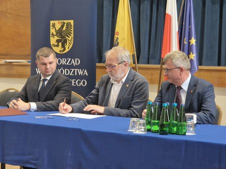 Na  zdjęciach widnieją wicestarosta, członek zarządu powiatu oraz przedstawiciel Urzędu Marszałkowskiego podpisują oni porozumienie. 
