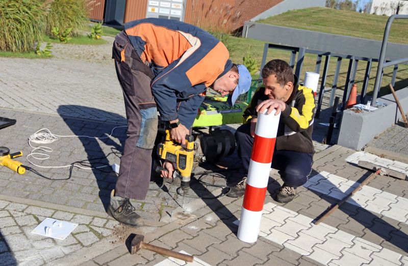 Uczestnik pracowni ogrodniczo-gospodarskiej „WTZ” z opiekunem.