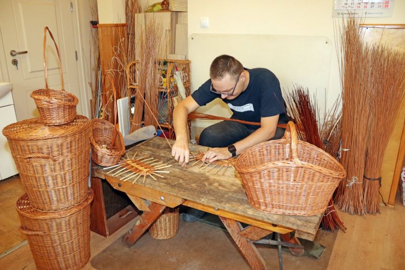 Uczestnik pracowni wikliniarskiej „WTZ”.