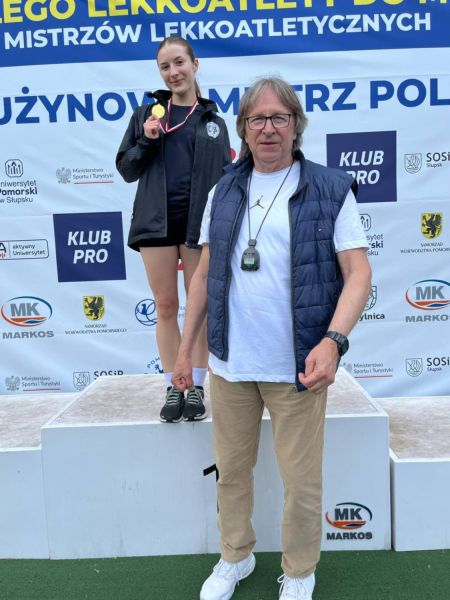Natalia Proć, zawodniczka, Kwidzyńskiego Klubu Lekkoatletycznego „Rodło” wraz z trenerem Wojciechem Margulewiczem, po zdobyciu złotego medalu.