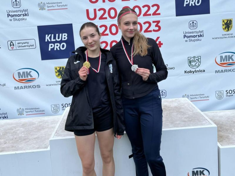 Zawodniczki Kwidzyńskiego Klubu Lekkoatletycznego „Rodło”, prezentują zdobyte medale.