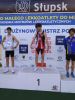 Aleksander Podlasiński, zawodnik, Kwidzyńskiego Klubu Lekkoatletycznego „Rodło”, wraz z innymi uczestnikami na podium.
