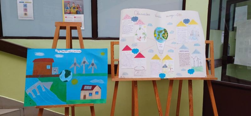 plakaty wykonane przez uczniów przedstawiające źródła energii odnawialnej.