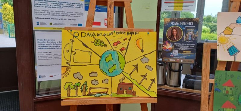 plakat wykonany przez uczniów przedstawiający źródła energii odnawialnej.