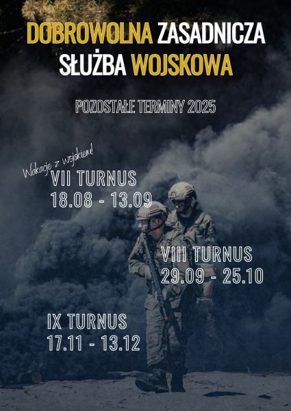 Na zdjęciu widać dwóch żołnierzy przemieszczających się z bronią po terenie, w tle kłęby dymu. Na plakacie zamieszczono informację dot. turnusów dobrowolnej służby zasadniczej w dniach 18.08 do 13.09, 29.09 do 25.10 i 17.11 do 13.12.2025 r.