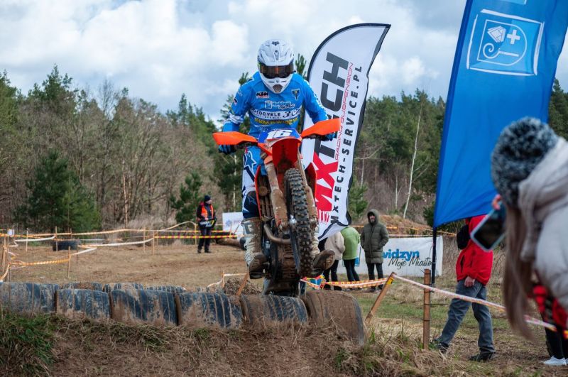 zawodnik w trakcie jubileuszowych zawodów cross-country