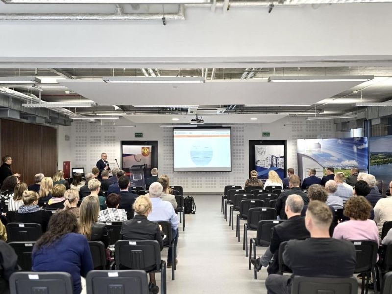 zdjęcie ogólne sali z uczestnikami konferencji w trakcie prelekcji Adama Krawca