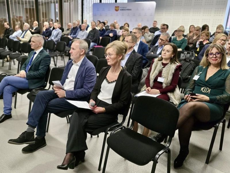 zdjęcie ogólne sali z uczestnikami w trakcie prelekcji, w pierwszym rzędzie od lewej: Piotr Widz, radny Sejmiku Województwa Pomorskiego; wicestarosta Andrzej Zwolak oraz Anna Baranow