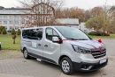 Srebrny samochód Renault Trafic Combi może przewozić dziewięć osób, w tym dwie na wózkach inwalidzkich
