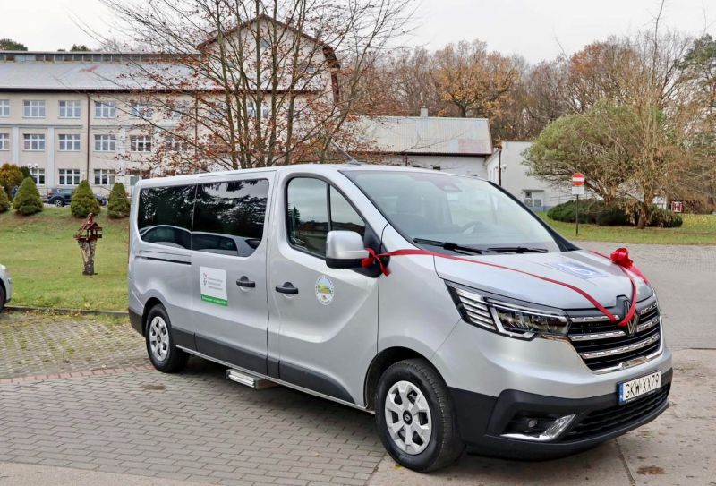 Srebrny samochód Renault Trafic Combi może przewozić dziewięć osób, w tym dwie na wózkach inwalidzkich