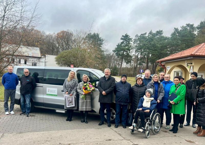 Zdjęcie grupowe wymienionych w artykule uczestników uroczystości