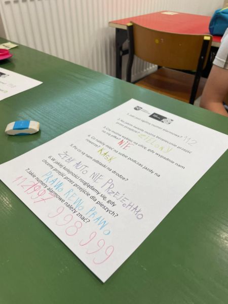 zdjęcie przedstawia zapisaną przez dzieci kartkę kolorowymi kredkami. 