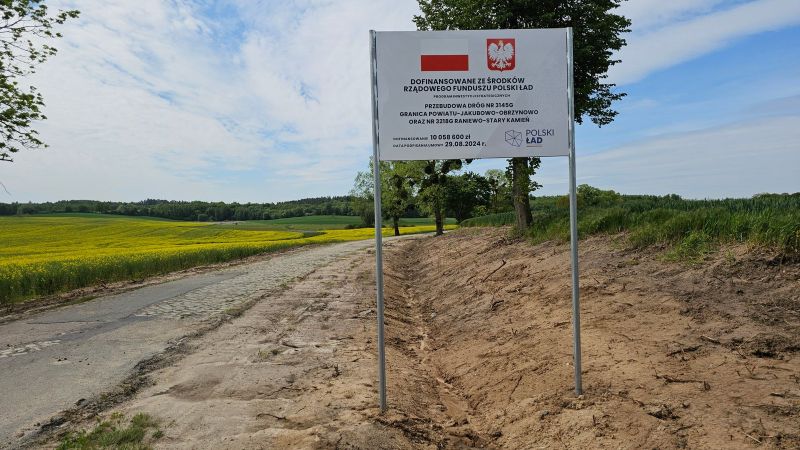 tablica informacyjna na tle remontowanej drogi powiatowej Raniewo-Kleczewo. tablica informacyjna na tle remontowanej drogi powiatowej Raniewo-Kleczewo.