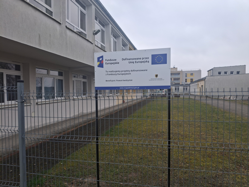 tablica informacyjna na tle budynku szkoły Centrum Kształcenia Zawodowego i Ustawicznego w Kwidzynie przy ul. Ogrodowej 4