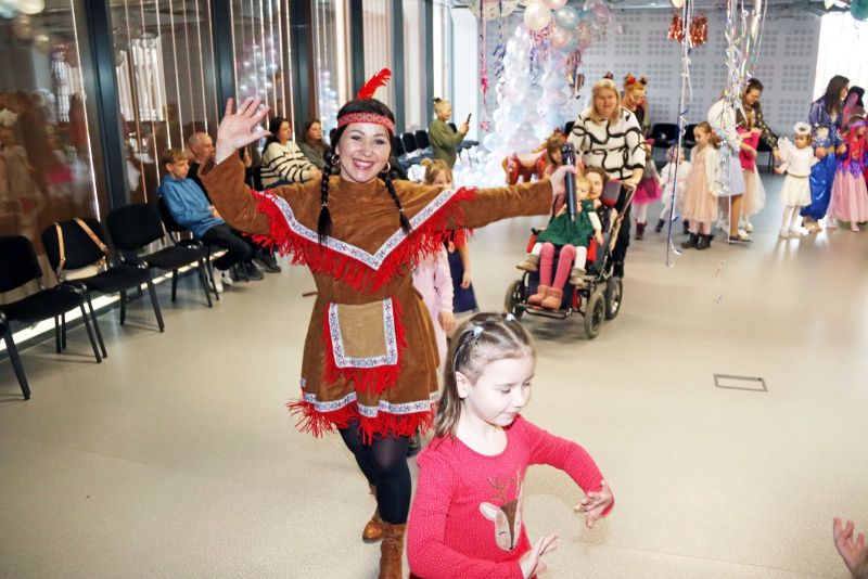 Animatorzy angażują dzieci w różne zabawy, które radośnie uczestniczą w karnawałowych aktywnościach.