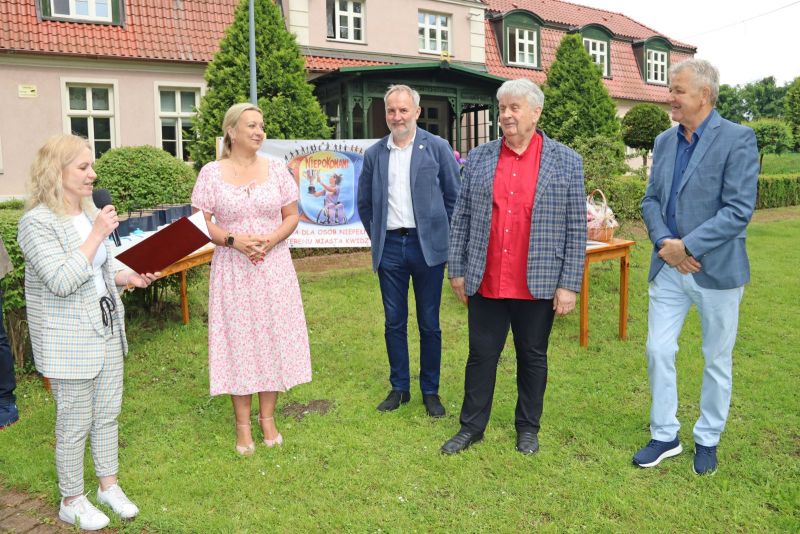 Organizatorka wraz z zaproszonymi gośćmi, w tym przedstawicielami władz samorządowych.
