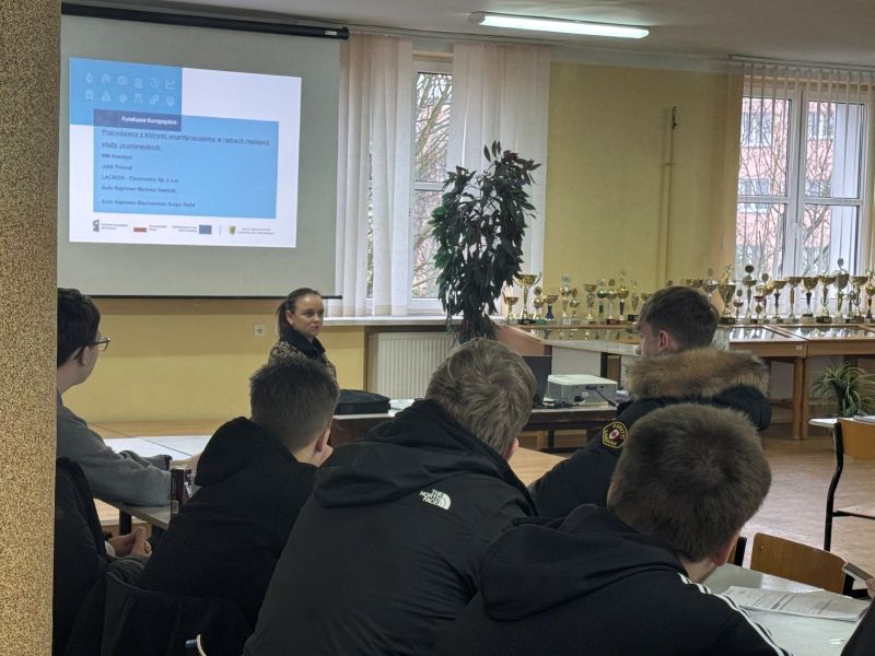 element ilustracyjny do artykułu przedstawiający prelegentów oraz uczniów w trakcie spotkania informacyjnego w jednej ze szkół