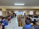 element ilustracyjny do artykułu przedstawiający prelegentów oraz uczniów w trakcie spotkania informacyjnego w jednej ze szkół