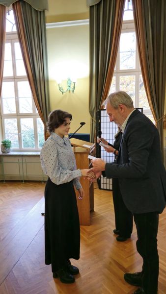 Wicestarosta Andrzej Zwolak wręcza uczennicy stypendium.