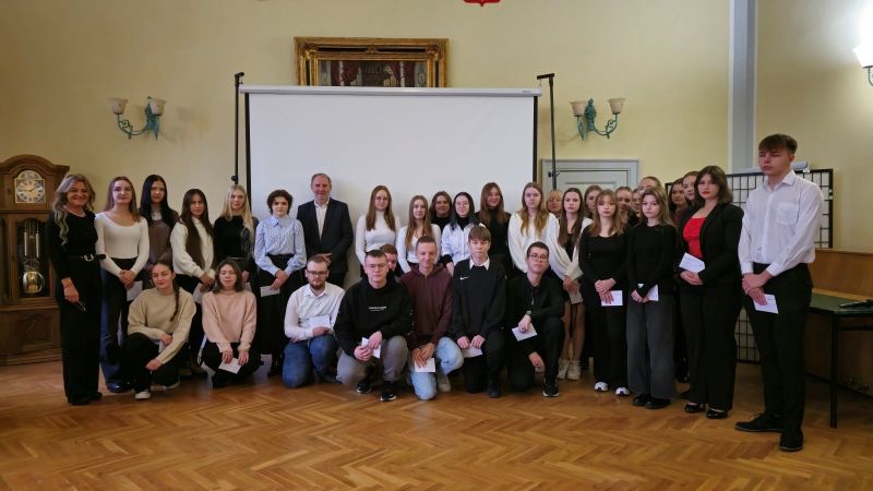 Wicestarosta Andrzej Zwolak wraz z nagrodzonymi stypendystami