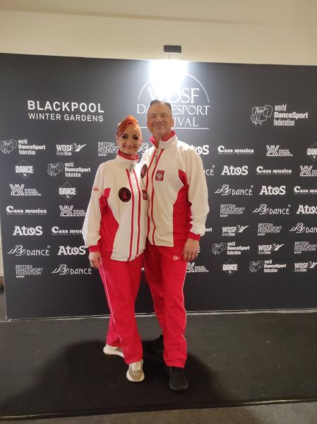 Monika i Mariusz Budyś w strojach narodowych, tuż przed występem na Mistrzostwach Świata  w Blackpool.