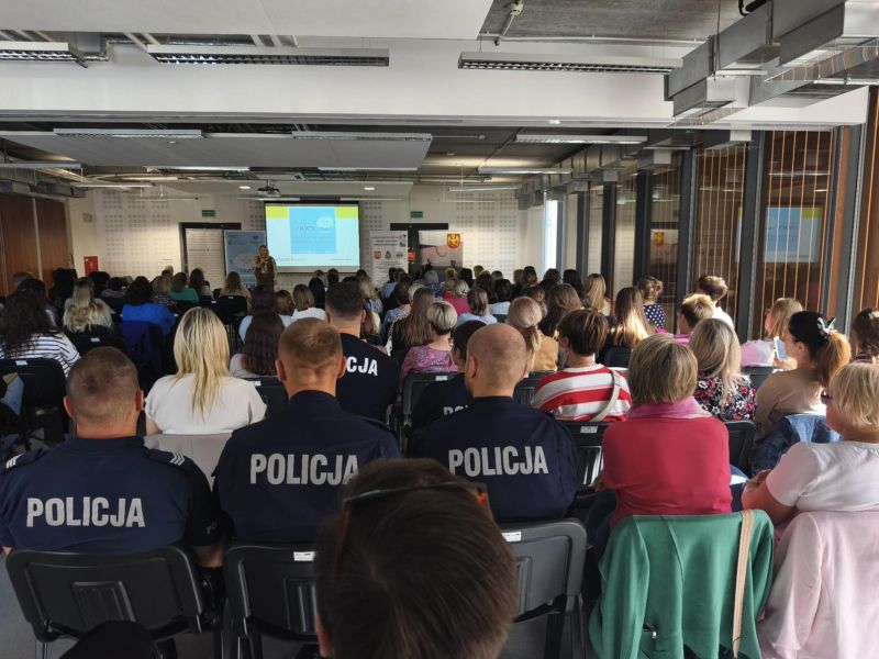 zdjęcie przedstawia uczestników projektu podczas warsztatów, na pierwszym planie widać policję. 