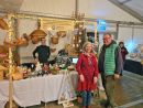 Uczestnicy WTZ prowadzący swoje stoisko na Jarmarku Bożonarodzeniowym w Osterholz-Scharbeck, oraz osoby zainteresowane wyrobami.