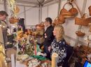 Uczestnicy WTZ prowadzący swoje stoisko na Jarmarku Bożonarodzeniowym w Osterholz-Scharbeck, oraz osoby zainteresowane wyrobami.