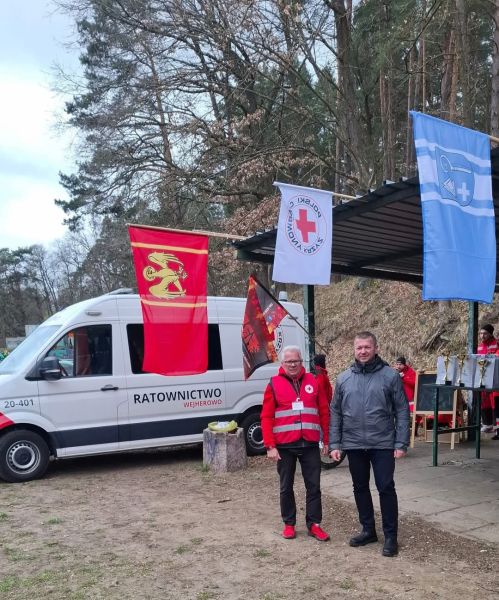 Starosta Tomasz Frejnagiel i organizator Zdzisław Wiśniewski podczas XXXI Rejonowych Mistrzostw Pierwszej Pomocy PCK