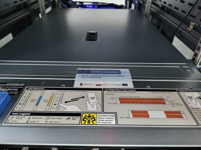 Zakupiony serwer z dofinansowaniem unijnym umiejscowiony w szafie serwerowej – widok z góry z naklejką informującą o dofinansowaniu unijnym