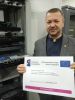 Starosta Kwidzyński Tomasz Frejnagiel prezentuje zakupiony serwer wraz z informacją o dofinansowaniu unijnym