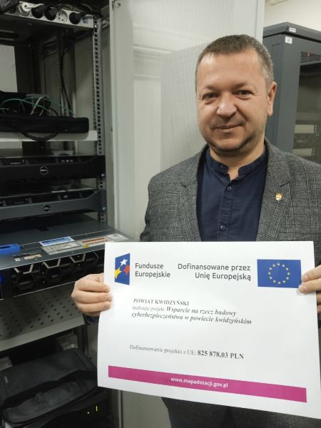 Starosta Kwidzyński Tomasz Frejnagiel prezentuje zakupiony serwer wraz z informacją o dofinansowaniu unijnym
